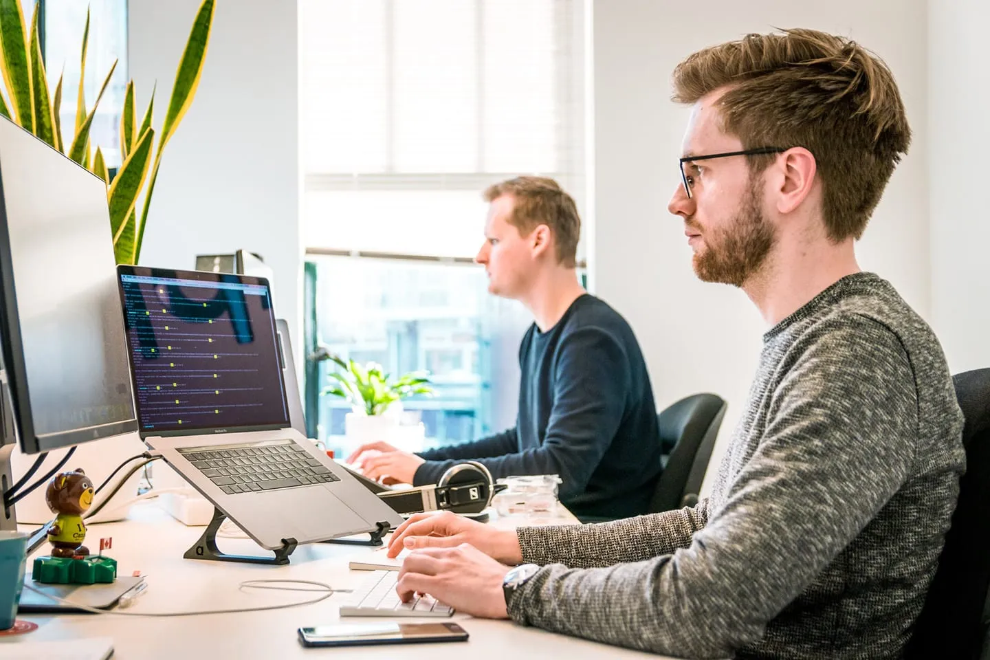 Équipe d'informaticiens à Bruxelles à leur bureau